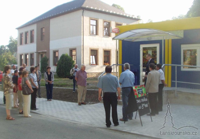 01_Hoste slavnostniho otevreni se shromazduji.jpg